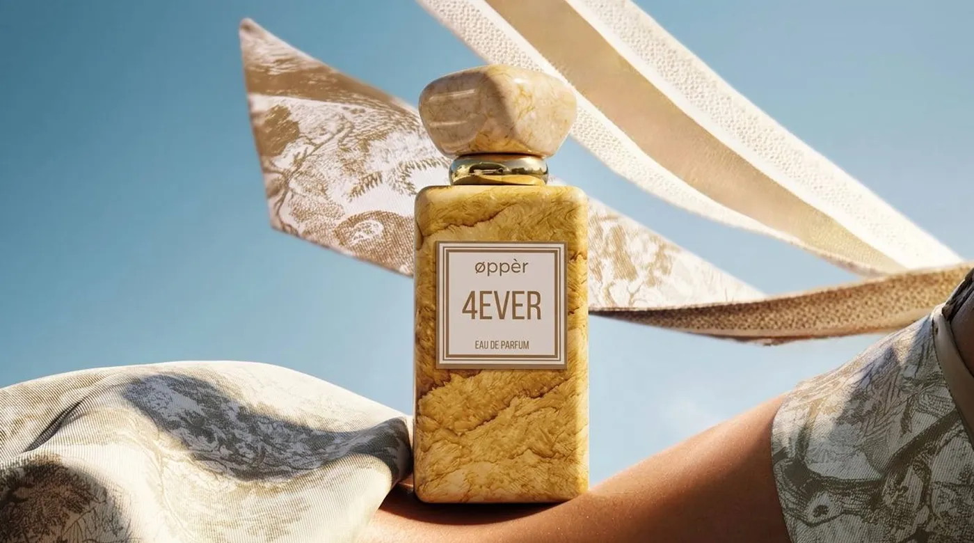 Флакон парфюма Glow Parfume 4Ever на фоне моря